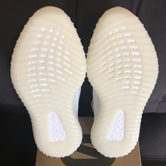 🔥Yeezy Boost 350 V2 Triple White x Kanye & Adidas - Picture 4 of 8